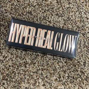 Hyper Real Glow MAC Highlighter Palette